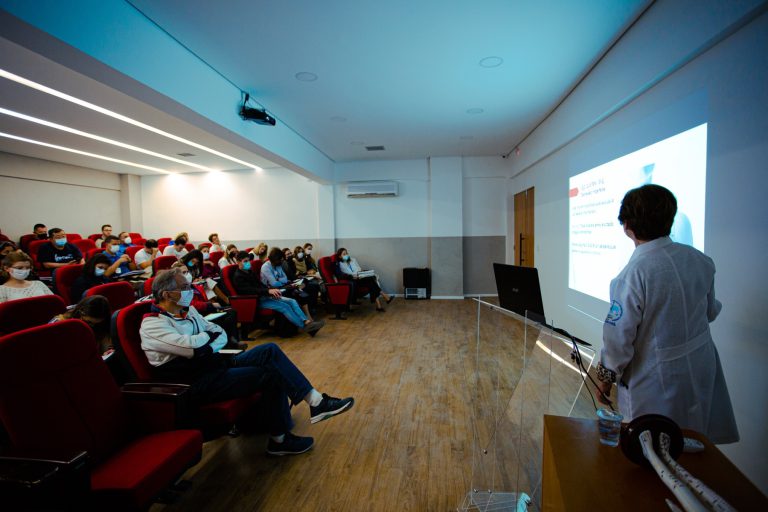 Turma acompanha aula teorica em auditorio do CEIMEC